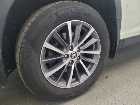 Used 2019 Toyota Highlander XLE AWD/4WD image 31