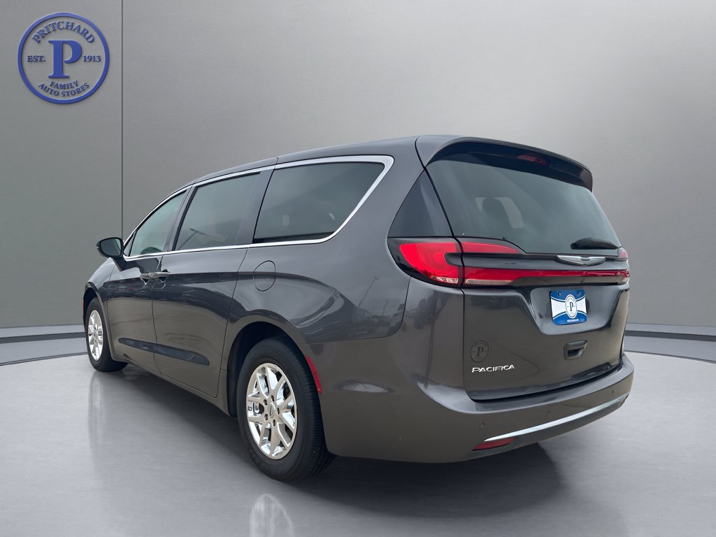 Used 2023 Chrysler Pacifica Touring-L FWD image 6