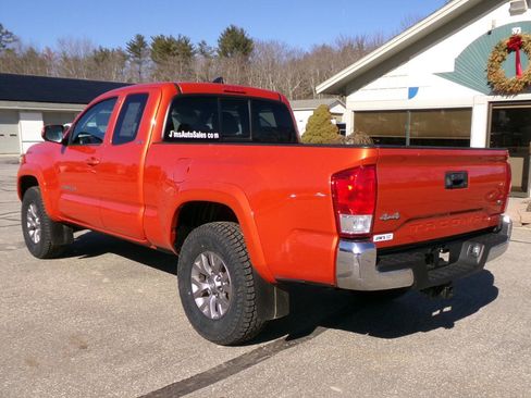 Used 2017 Toyota Tacoma SR5 w/ Tow Package image 6