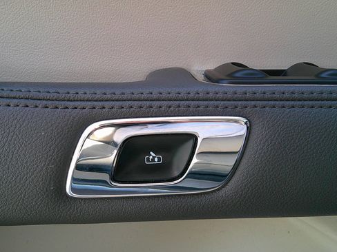 Used 2019 Lincoln Continental Select image 43