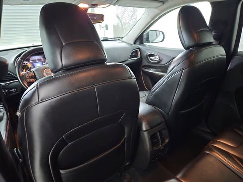 Used 2019 Jeep Cherokee Trailhawk image 18