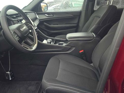 Used 2024 Jeep Grand Cherokee Laredo image 9