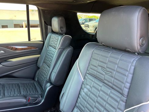 Used 2024 Cadillac Escalade ESV Premium Luxury Platinum AWD/4WD image 21
