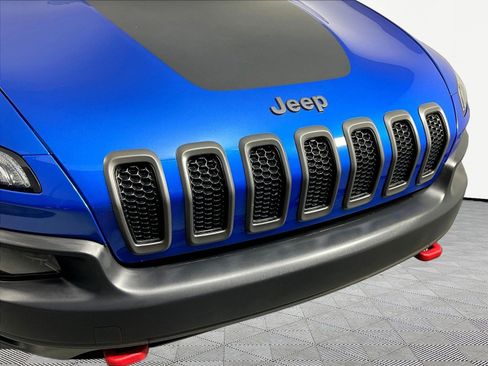 Used 2017 Jeep Cherokee Trailhawk w/ Cold Weather Group AWD/4WD image 32