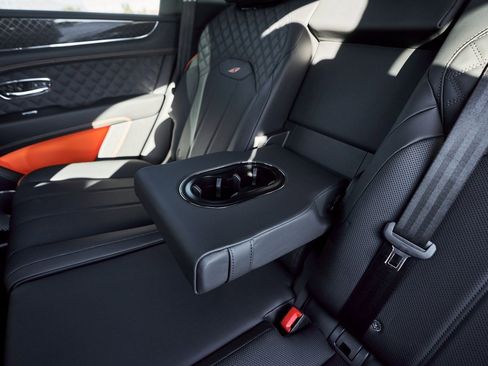 Used 2025 Bentley Bentayga image 51