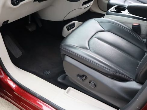 Used 2023 Chrysler Pacifica Touring-L FWD image 13