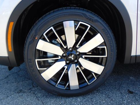 New 2025 Mitsubishi Outlander SE image 3