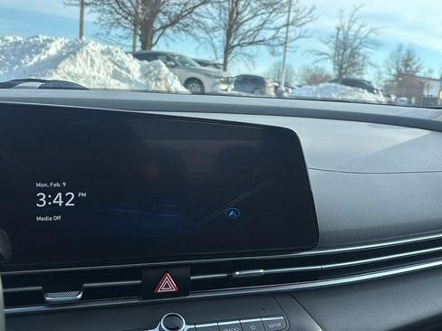 Used 2025 Hyundai Elantra SEL image 19