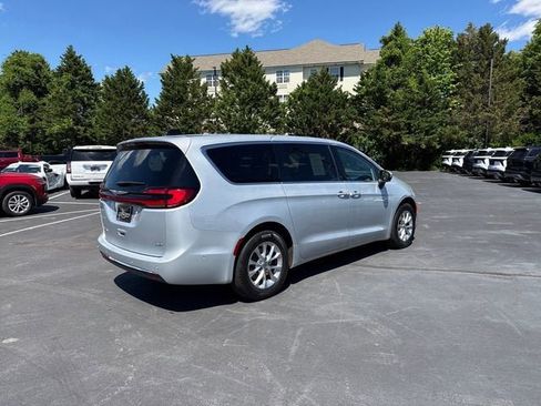 Used 2023 Chrysler Pacifica Touring-L AWD/4WD image 3