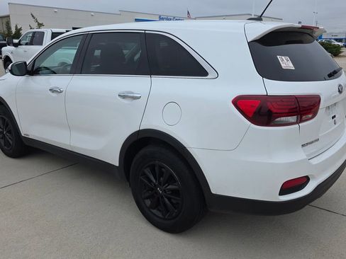 Used 2019 Kia Sorento LX image 3