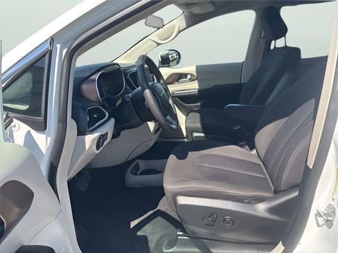 Used 2022 Chrysler Voyager LX FWD image 11
