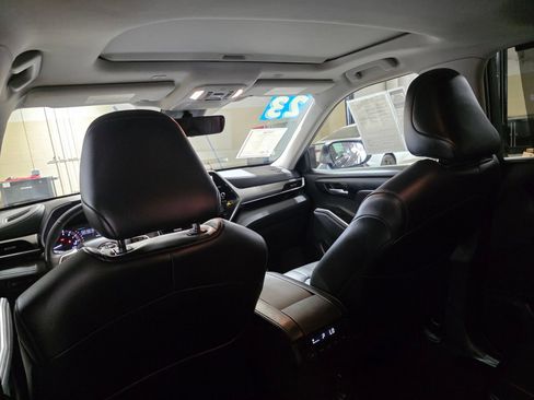 Used 2023 Toyota Highlander XLE FWD image 16