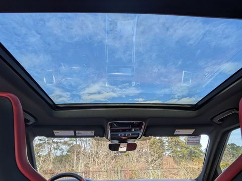 Used 2022 Land Rover Range Rover Sport SVR image 25