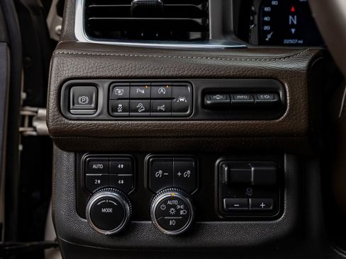 Used 2024 GMC Yukon XL Denali w/ Advanced Technology Package image 22