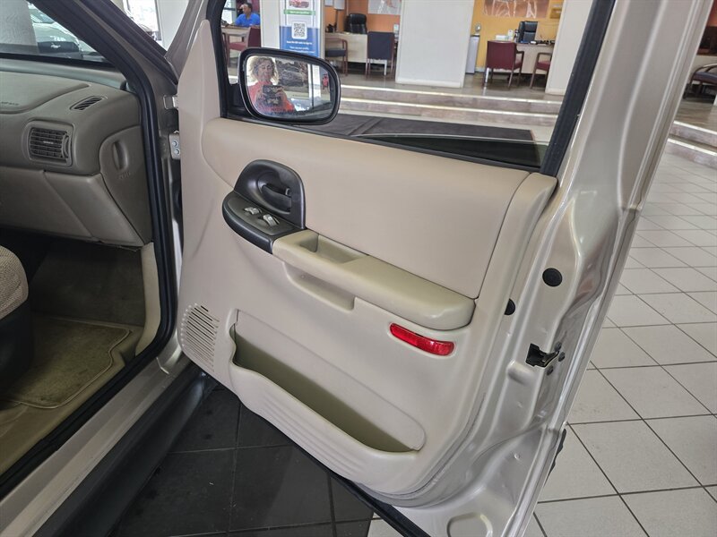 Used 2004 Pontiac Montana Extended w/ Convenience Package #1 FWD image 12