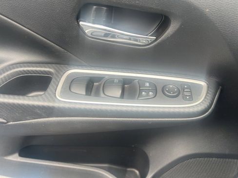 Used 2020 Nissan Versa SR w/ Convenience Package image 12