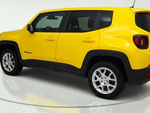 Used 2023 Jeep Renegade Latitude AWD/4WD image 3