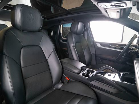 Certified 2025 Porsche Cayenne AWD/4WD image 18
