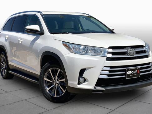 Used 2019 Toyota Highlander XLE FWD image 3