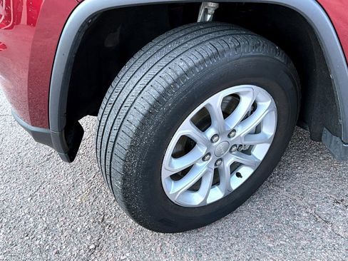 Certified 2022 Jeep Grand Cherokee Laredo X image 23