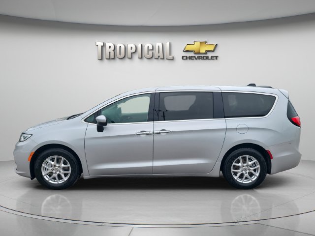 Used 2023 Chrysler Pacifica Touring-L FWD image 2
