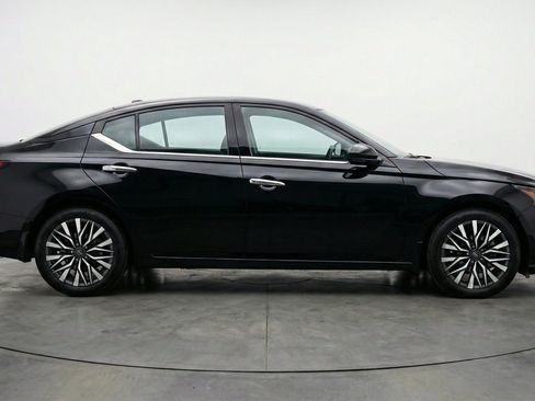 Used 2025 Nissan Altima 2.5 SV FWD image 11