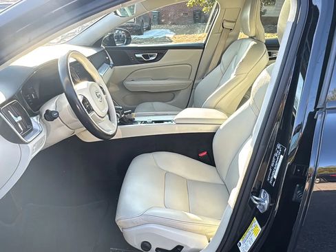 Used 2019 Volvo S60 T5 Momentum w/ Premium Package image 10