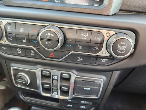 Used 2018 Jeep Wrangler Unlimited Sahara image 33