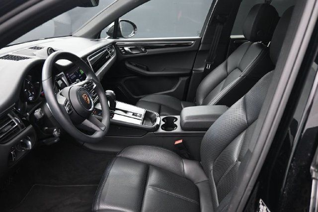 Used 2025 Porsche Macan AWD/4WD image 18