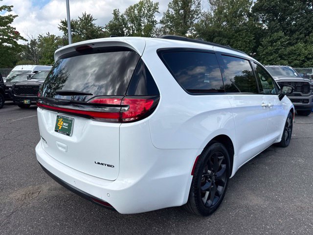 Used 2025 Chrysler Pacifica Limited FWD image 18
