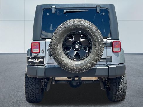 Used 2015 Jeep Wrangler Unlimited Rubicon w/ Connectivity Group AWD/4WD image 4