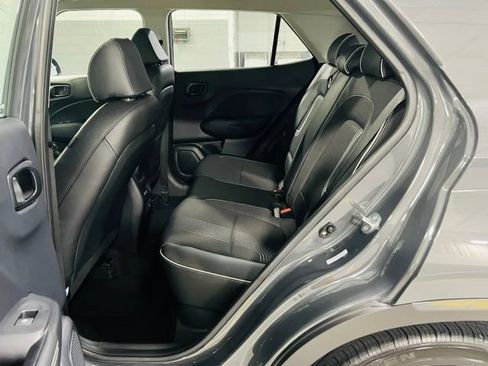 Used 2024 Hyundai Venue Limited FWD image 28