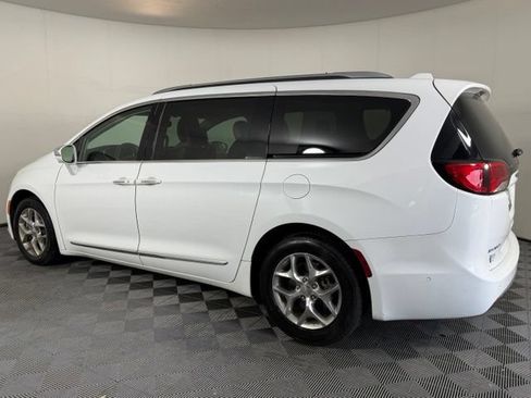 Used 2019 Chrysler Pacifica Limited w/ Advanced Safetytec Group FWD image 4