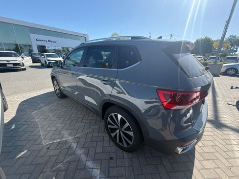 Used 2022 Volkswagen Taos SE w/ Panoramic Sunroof Package AWD/4WD image 4