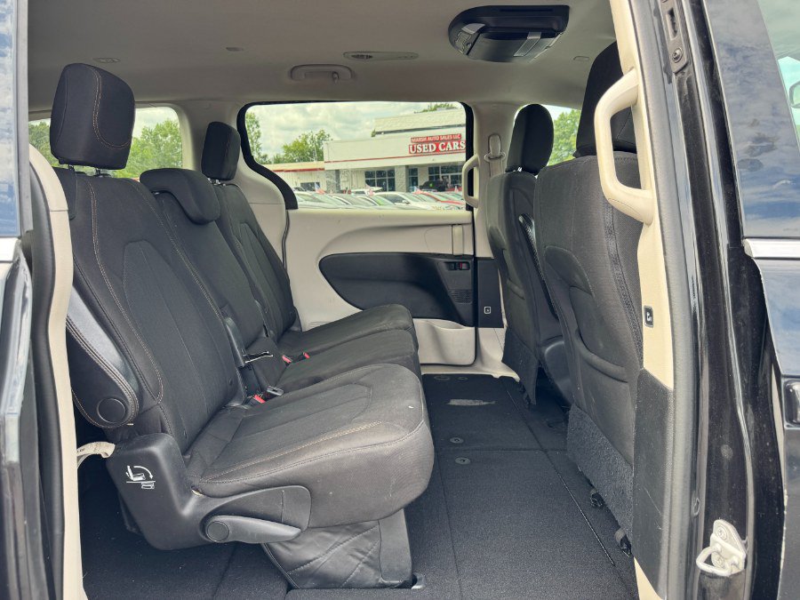 Used 2017 Chrysler Pacifica Touring FWD image 19