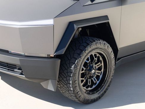 Used 2024 Tesla Cybertruck AWD Crew Cab image 11