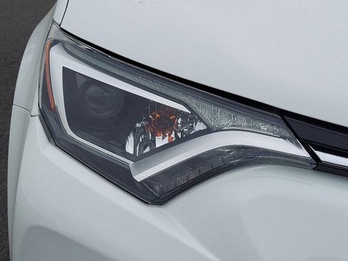 Used 2018 Toyota RAV4 XLE image 9