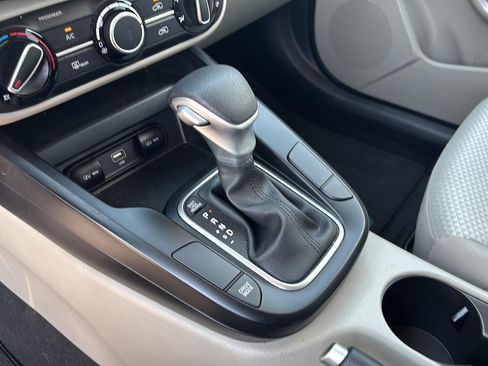 Used 2025 Kia Soul LX w/ LX Technology Package FWD image 19