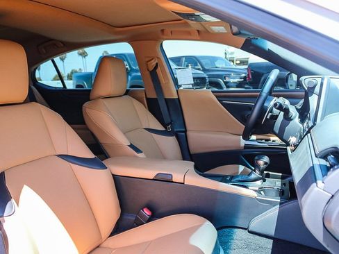 Used 2025 Lexus ES 300h w/ Premium Package FWD image 17