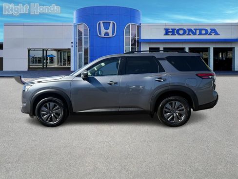 Used 2024 Nissan Pathfinder SV image 3