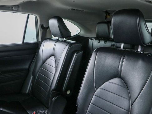 Used 2023 Toyota Highlander XLE AWD/4WD image 26