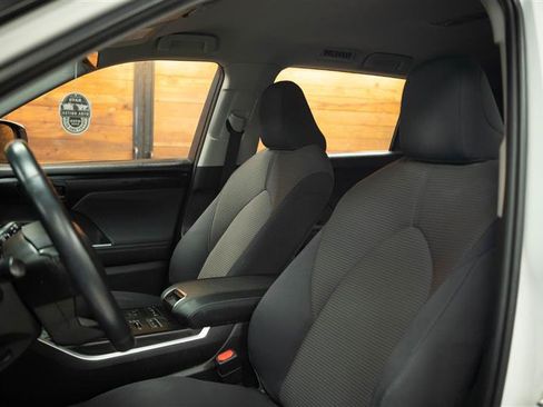 Used 2021 Toyota Highlander LE AWD/4WD image 11