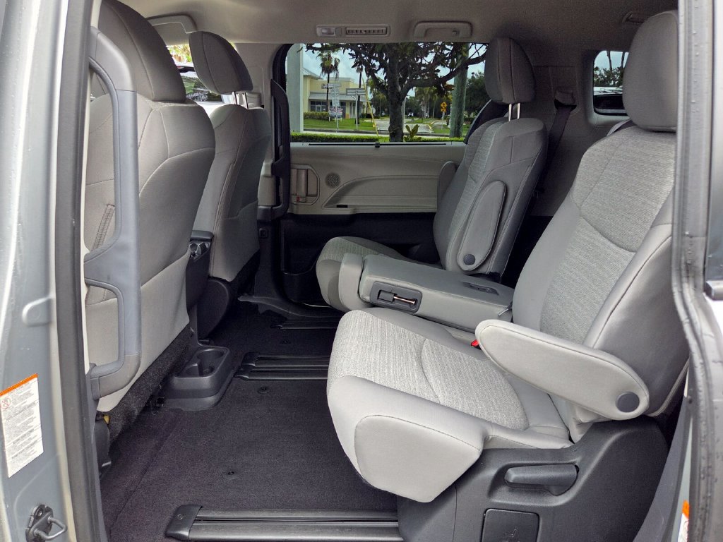 Used 2024 Toyota Sienna LE FWD image 10