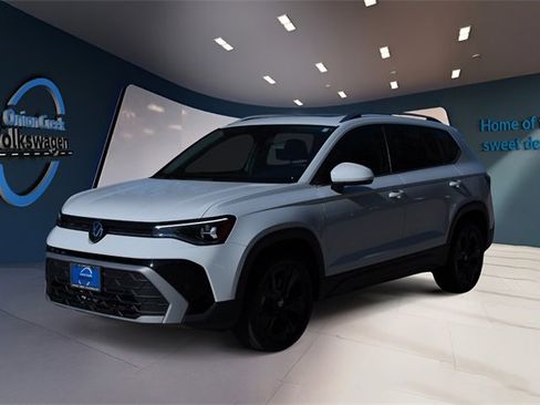 Certified 2025 Volkswagen Taos SE image 8