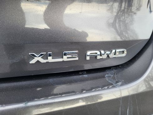 Used 2020 Toyota Highlander XLE image 19