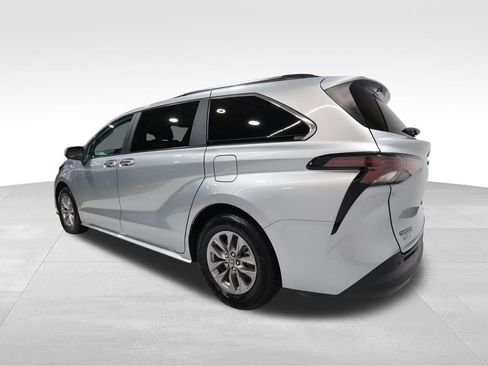 Used 2025 Toyota Sienna XLE image 2