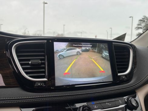 Used 2023 Chrysler Pacifica Limited image 18