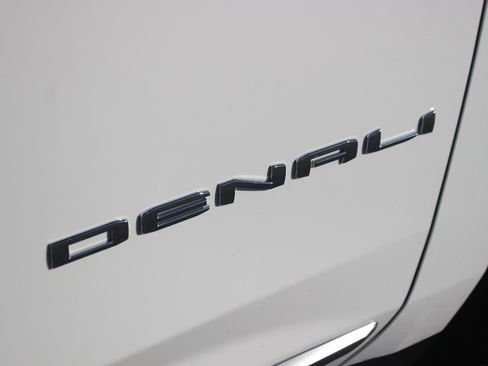 Used 2025 GMC Yukon XL Denali AWD/4WD image 11