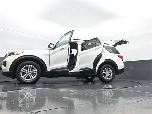 Used 2022 Ford Explorer XLT image 35