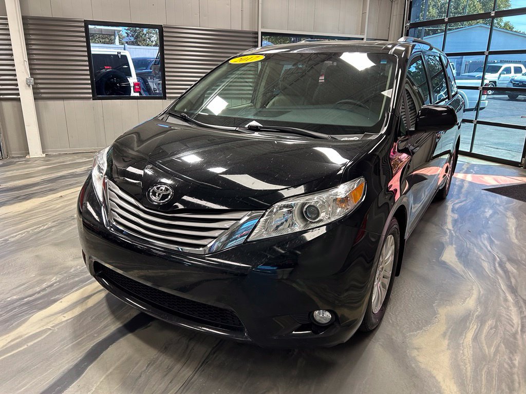 Used 2017 Toyota Sienna XLE FWD image 3